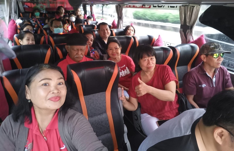 Suasana sukacita di bus saat berangkat PAKAI